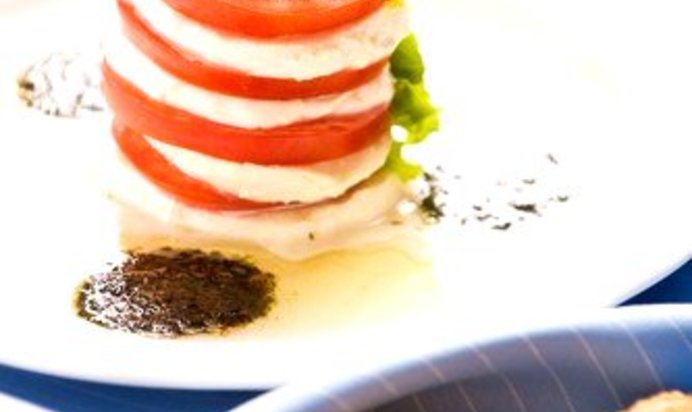 Салат из помидоров и козьего сыра с базиликовым винегретом