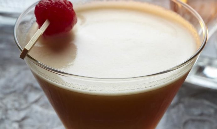 Коктейль Ананасовый Манхэттен с вишенкой из ананаса