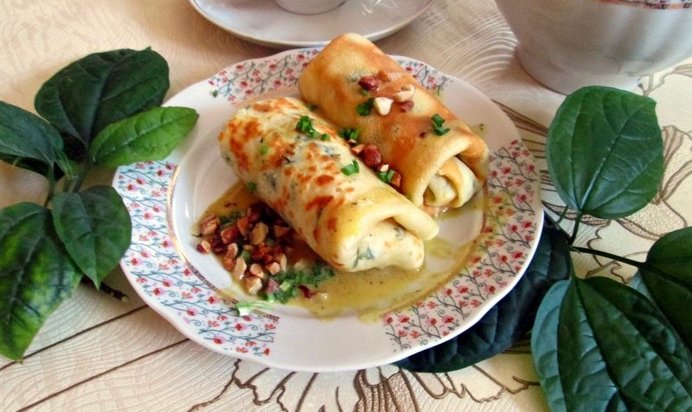 Блинчики с яйцами и зеленым луком с ароматным соусом