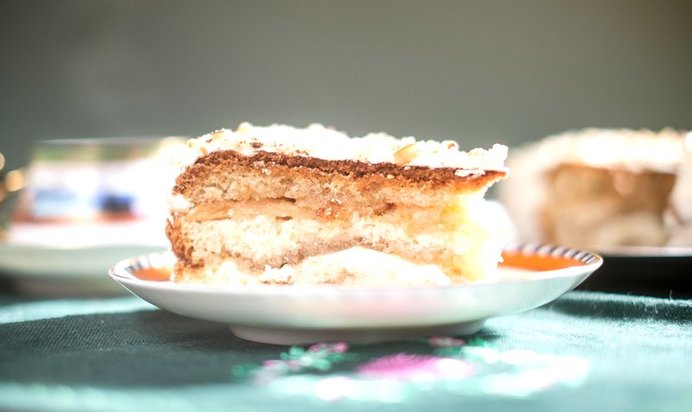 Бисквитный торт с домашней пастилой