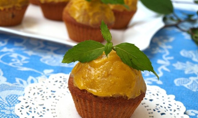 Кексы из манки с вишней и сабайоном