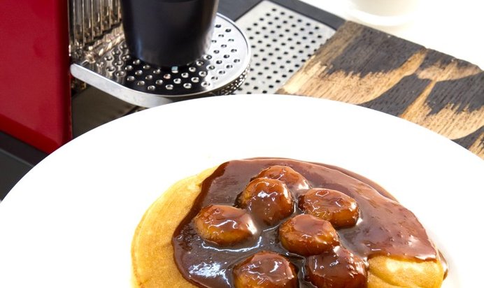 Кефирные оладьи с бананом в карамельном соусе