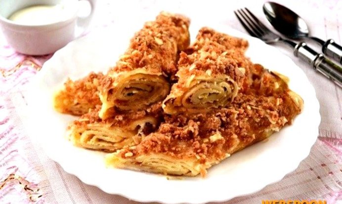Блинные рулетики с творогом и крошкой