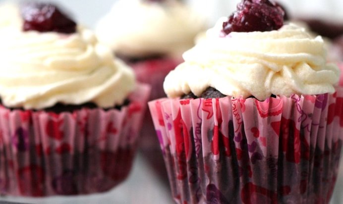 Шоколадные кексы с творожным кремом и вишней