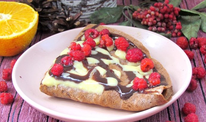 Тонкие шоколадные блины с лимонным кремом и малиной
