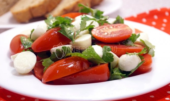 Салат с моцареллой «Черри»