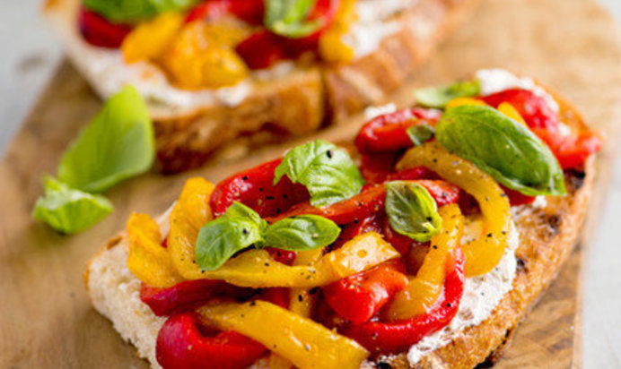 Брускетта с помидорами и сладким перцем