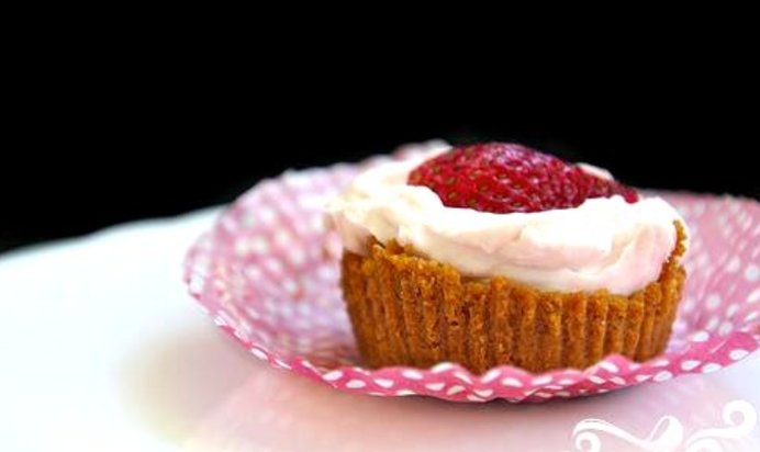 Мини-чизкейки с клубникой