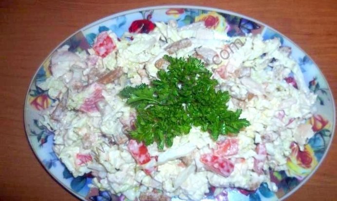 Салат курица пекинская капуста, помидоры и сухарики