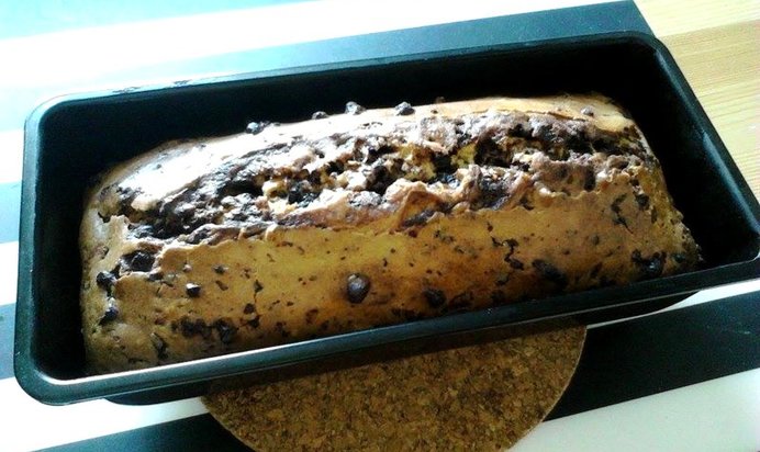 Кекс с шоколадом, орехами и маком