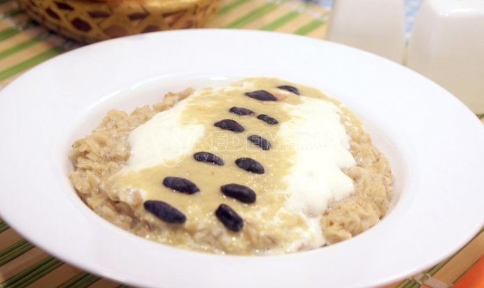 Каша овсяная на молоке с виноградом и жимолостью