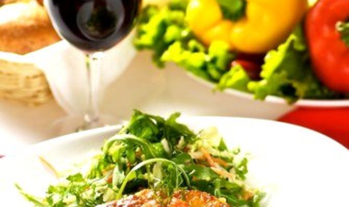 Свежая овощная лазанья с рукколой и бальзамическим сиропом