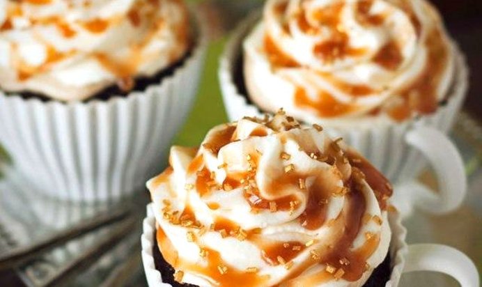 Кофейные маффины с карамелью и взбитыми сливками