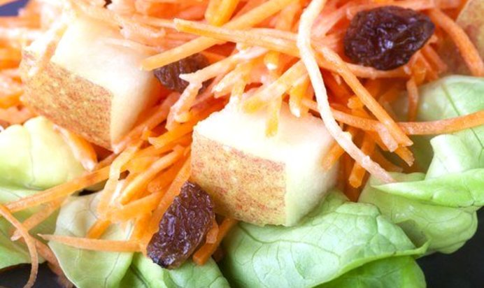 Морковный салат с изюмом и яблоками