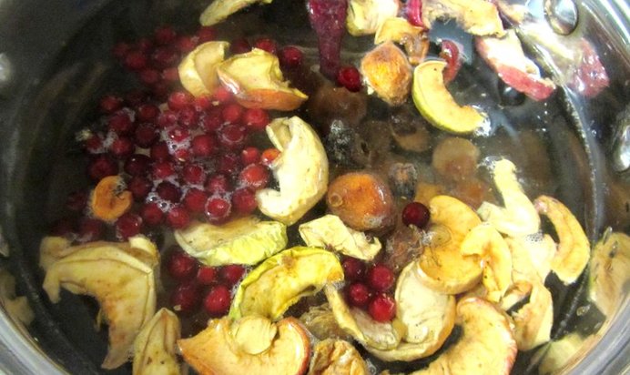 Компот из сухофруктов и брусники