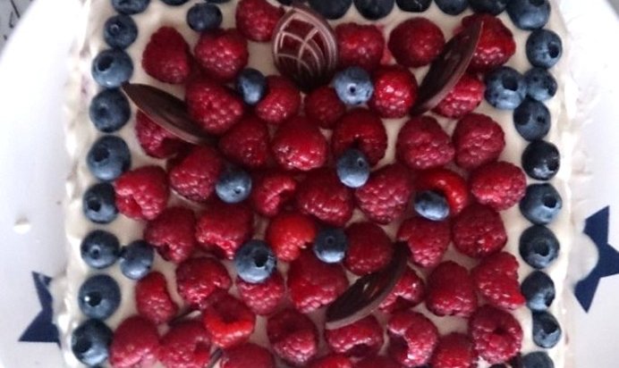 Малиновый бисквитный торт