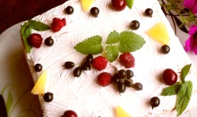 Торт с кусочками фруктов