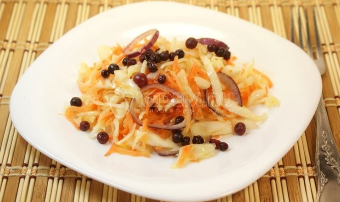 Салат из капусты с брусникой