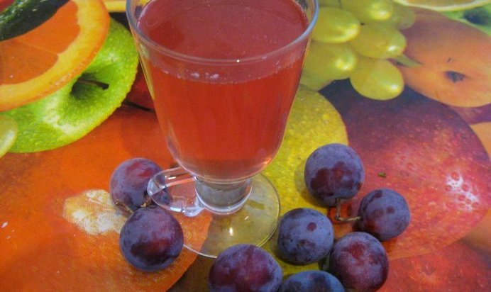 Компот из слив с мелисой