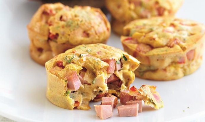 Яичные маффины с колбасой и сладким перцем