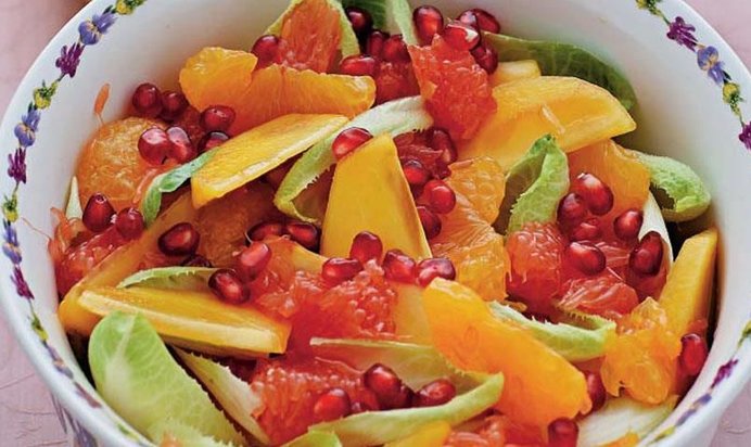 Зимний фруктовый салат с гранатами и горчичным соусом