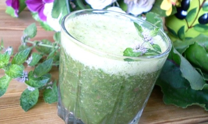 Зеленый коктейль с персиком