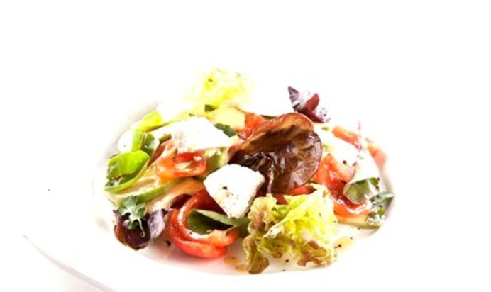 Cалат с помидорами, авокадо и рикоттой Unagrande