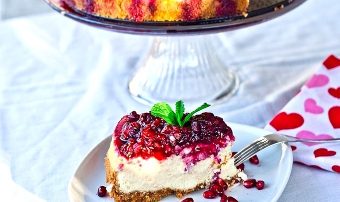 Чизкейк с ежевикой, малиной и гранатом