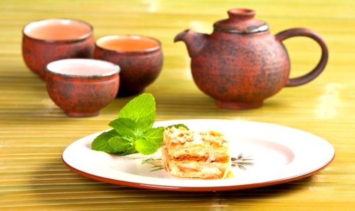 Порционные «Наполеоны» с яблоками и взбитыми сливками