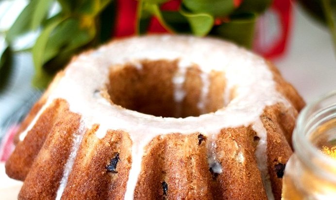 Новогодний имбирный кекс с сушеной клюквой