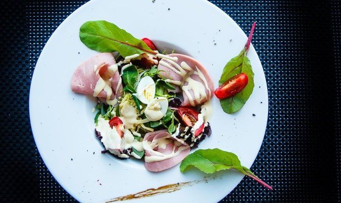 Салат с ветчиной и сыром