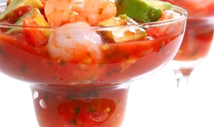 Томатный коктейль с крабами и креветками