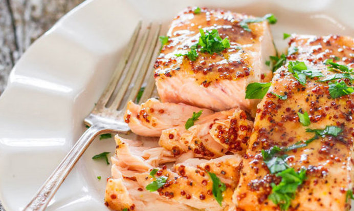 Стейк лосося с кленовым сиропом и горчицей