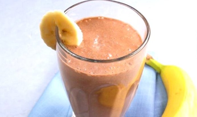 Шоколадный смузи с бананом
