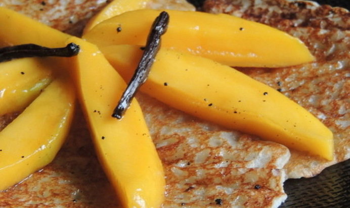 Кокосовые блинчики с манго и ванильным сиропом