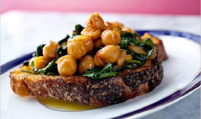 Брускетта с нутом и шпинатом