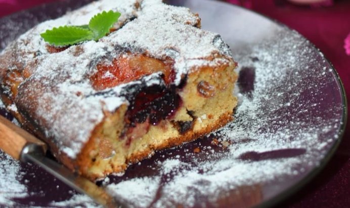 Сливово-яблочная шарлотка