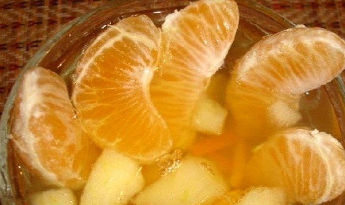 Компот из мандаринов и яблок
