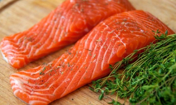 Запеченный лосось в тесте из песто на картофельно-маковой подушке