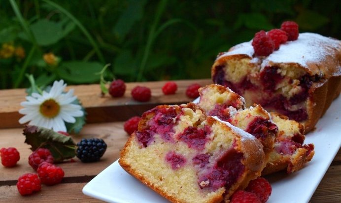 Кекс с ежевикой и малиной