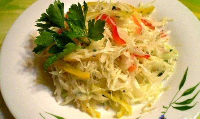 Капустный салат с черной редькой и перцем