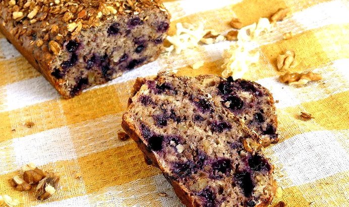 Утренний пирог с овсянкой, бананами и черникой