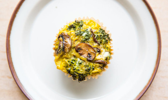Яичные маффины с грибами и брокколи