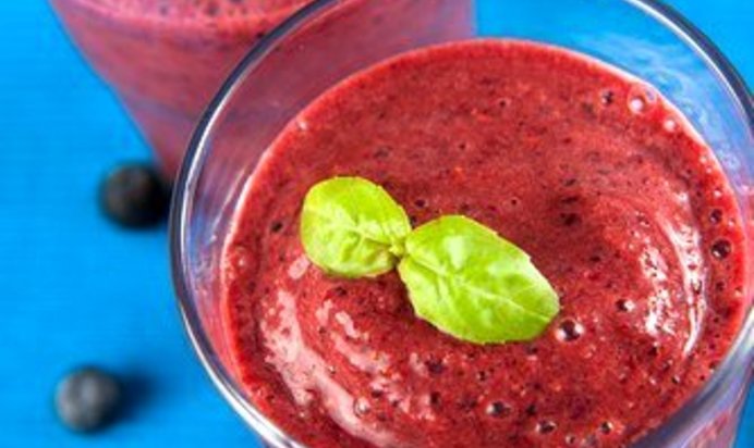 Смузи со свежими ягодами, бананом и корицей