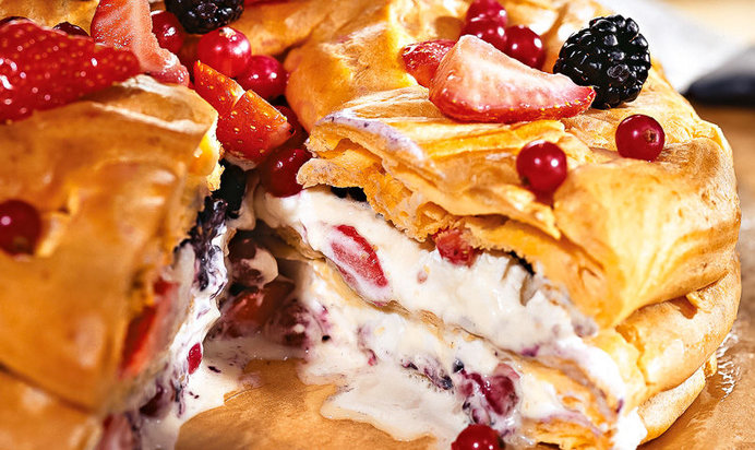 Ягодный торт из заварного теста