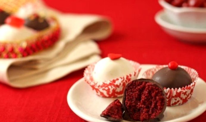 Пирожные с брусникой и сметаной