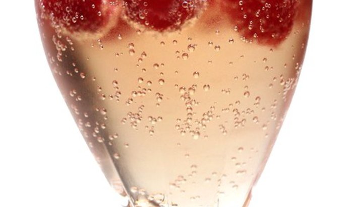 Коктейль на День святого Валентина с шампанским и малиной