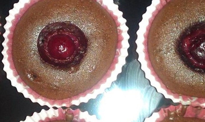 Шоколадные кексы с вишней