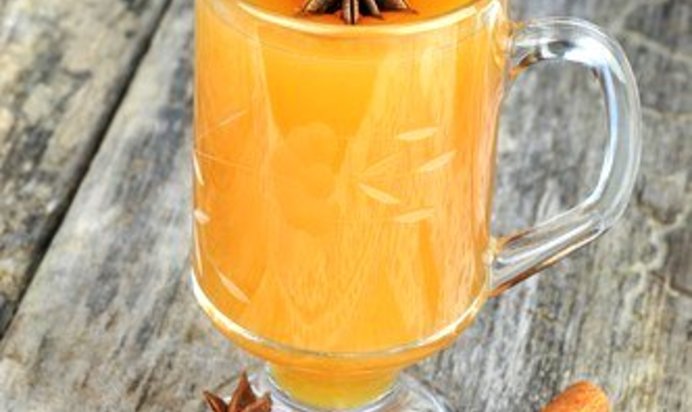Горячий яблочный сидр с апельсиновой цедрой и специями