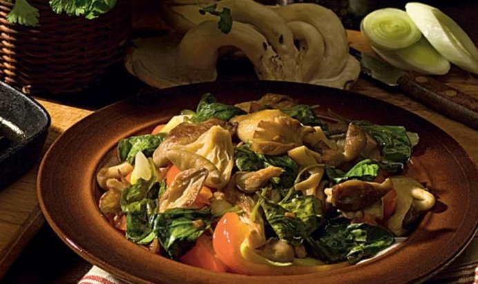 Теплый салат из вешенок и шпината